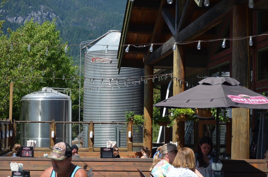 Howe Sound Inn & Brewing Company Squamish Exterior photo