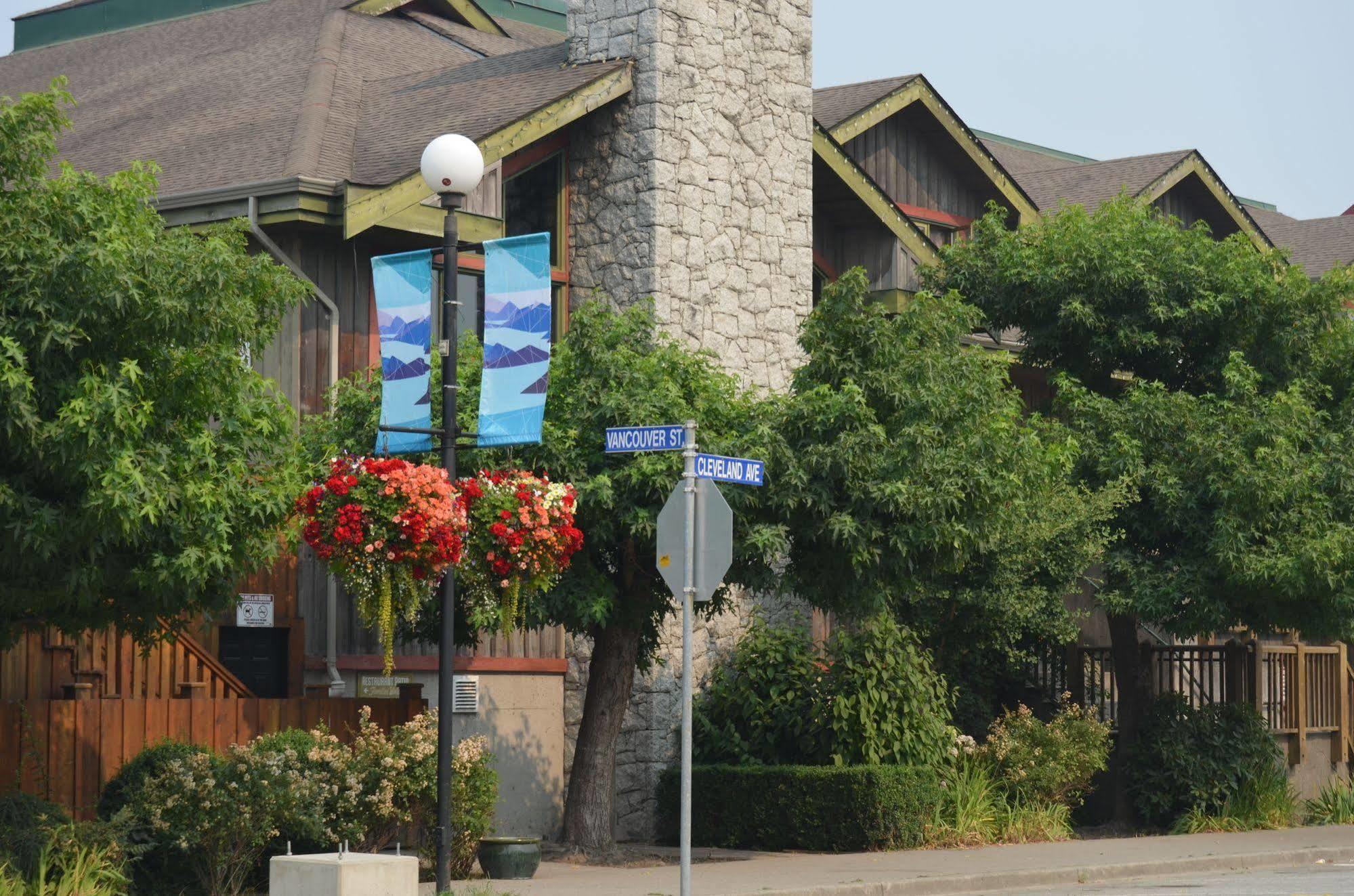 Howe Sound Inn & Brewing Company Squamish Exterior photo