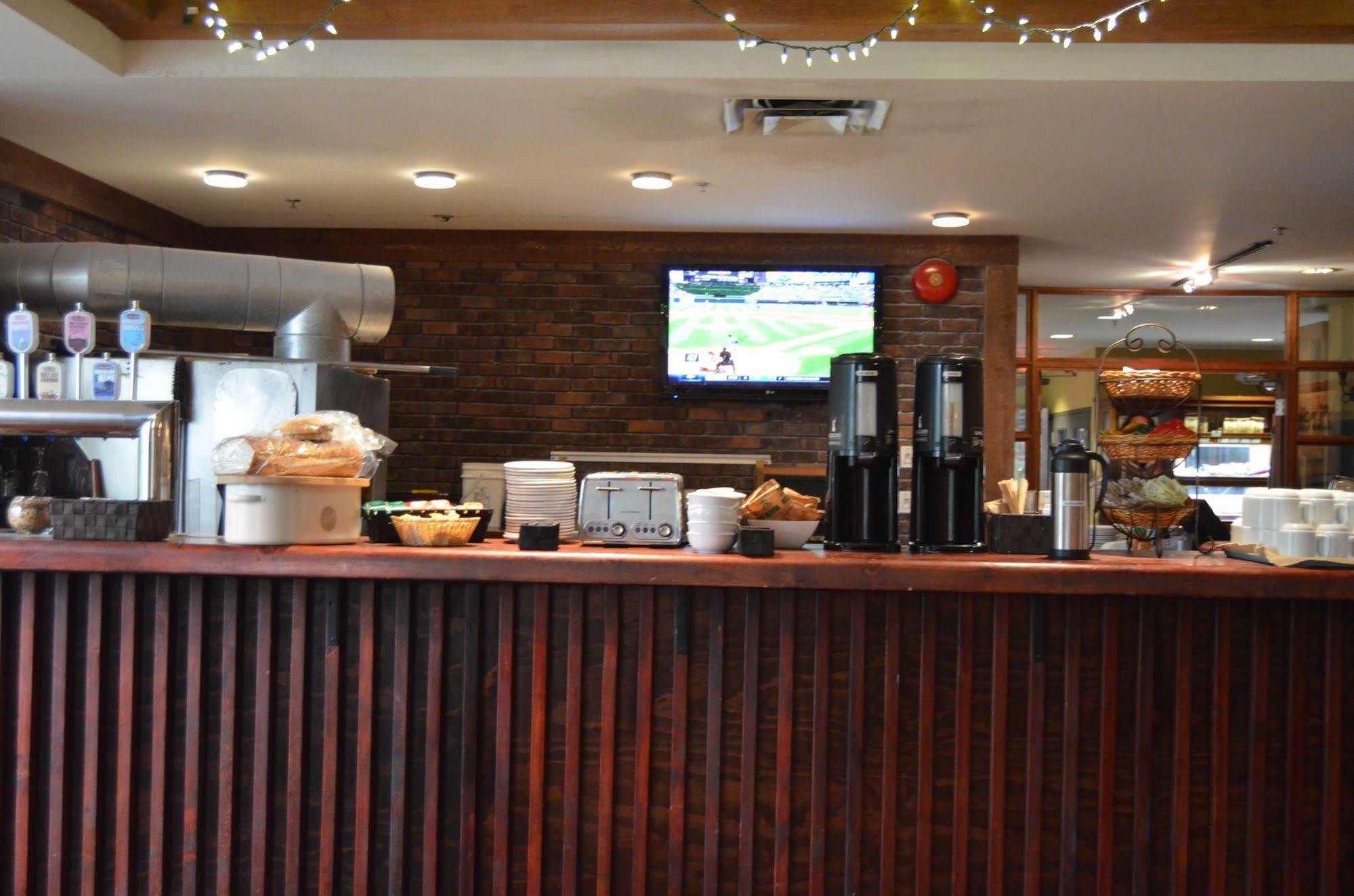 Howe Sound Inn & Brewing Company Squamish Exterior photo